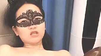 很有味道的少妇大白兔奶糖露脸大秀，黑丝情趣奶子超正都能挤出水，道具自慰骚逼呻吟水真多，饥渴的想被