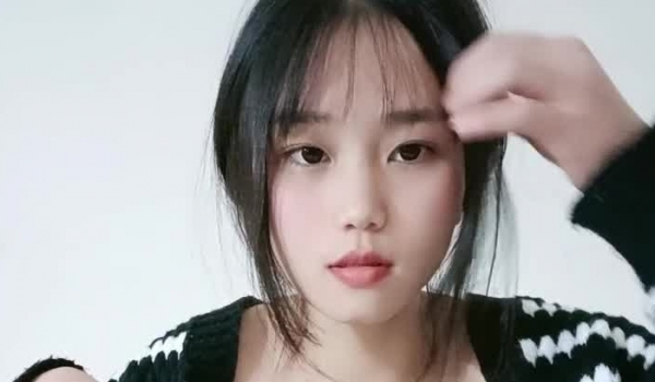 放假在家的学妹露脸直播赚外快，听狼友指挥玩弄骚穴，撅着屁股掰开给狼友看特写，揉奶自慰呻吟精彩不要