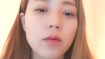 一坊新人美女主播妖娆娇娘 一多自慰大秀 身材丰满 自慰抠穴很诱人
