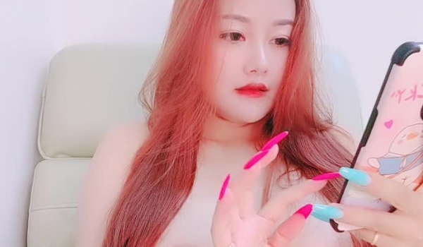 大奶肥逼高颜值完美女神的诱惑，全程露脸大秀直播镜头前互动狼友撩骚，妩媚风情万种揉奶玩逼自慰呻吟好