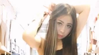 胆子非常大的风骚女主播真空大白天服装店里露出直播到外面马路上掰逼店里尿尿中途有顾客来了无视继续露