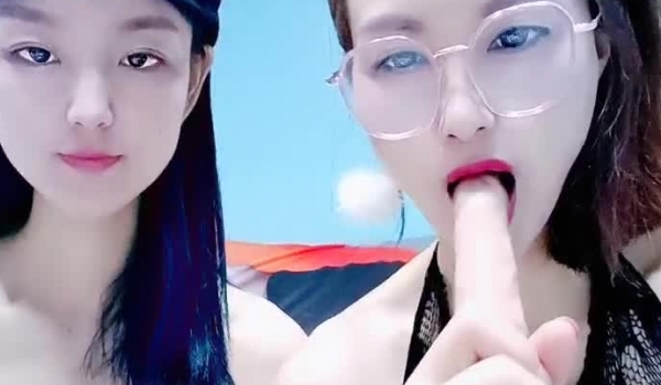 妈妈调教女儿，女儿想要爸爸，全程露脸激情大秀，情趣诱惑无毛骚穴让妈妈拿双头道具抽插骚穴，淫声荡语