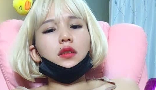丰满女主播你好迷人凌晨去做按摩 当技师的面自慰 洗完澡回家又继续大秀了一场