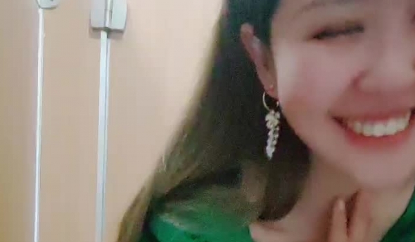 网咖女神重出江湖，再现网咖厕所全裸自慰，四个手指抠逼跳蛋刺激豆豆