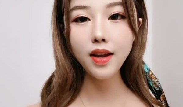 给狼友叫爸爸的小骚货，全程露脸颜值不错玩的嗨，淫声荡语互动撩骚大秀直播，道具抽插骚逼和菊花浪叫呻