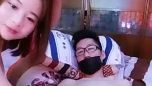 呻吟很刺激人的黑丝20岁白净眼镜美女主播与屌丝眼镜男啪啪啪直播口爆颜色相当刺激了对白精彩