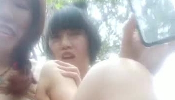 很接地气的乡村姐妹俩野外树林里与同村大叔3P直播换着插干到高潮飙尿呻吟声很大一起上要把大叔玩废了