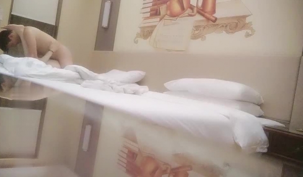 南京换妻圈，【春风单男】夫妻生活寻刺激，单男插入时老公兴奋莫名，良家少妇私下淫荡一面