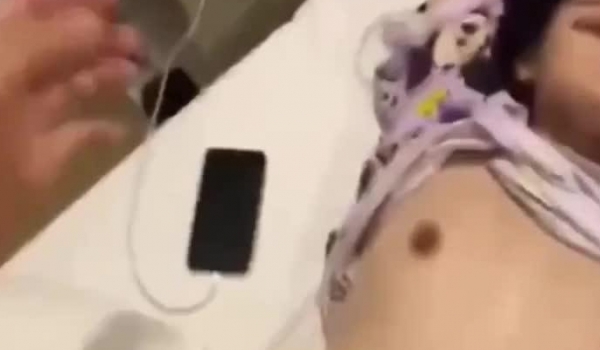 【快手泄密】刚新婚的小少妇跟单男偷情给老公戴绿帽，打着电话操逼，对白清晰刺激