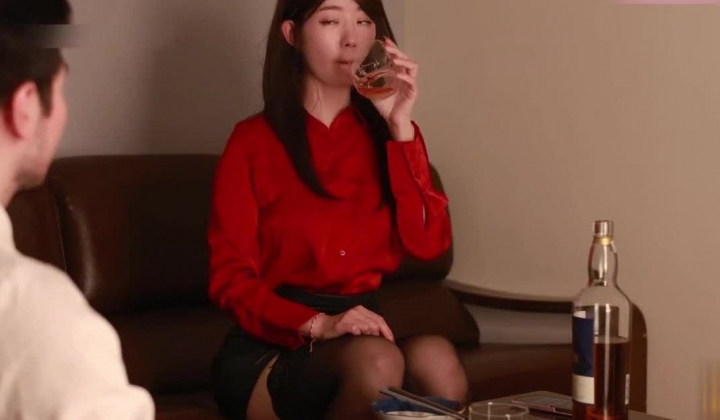 糖心VlogUp主 ssrpeach【顶级女神】最新露脸，台湾腔剧情也太顶了! 偷看女上司裙底被发现