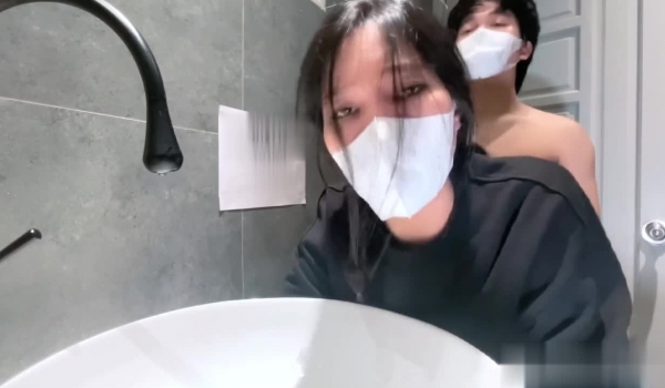 越南骚浪反差妹「Miuzxc」丈夫带朋友回家喝酒自己喝倒了，那只好把娇妻便宜了朋友