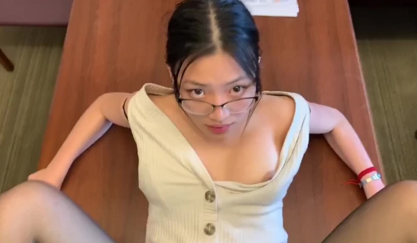 华裔留学生～莉莉安娜高颜值气质美妞效仿刘玥～走上色情女星之路～5～剧情篇办公室被领导狂插