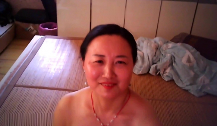 泡良大神，【雨竹先生】，良家熟女出轨，完美露脸有生活照，没想到依然小穴粉嫩，家中暴插两炮