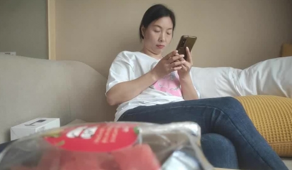 推荐，【良家故事】偷拍，网络交友，中年妇女收割机，长发人妻，满脸的饥渴，被干两炮后终于满足了，爽