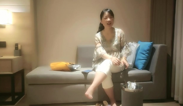 推荐【良家故事】偷拍 网恋 中年良家妇女收割机~2天1女，人妻出轨，酒店内放纵自己的欲望，刺激