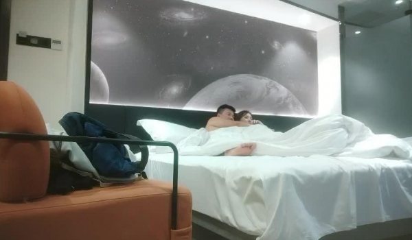 【兄弟联探花】，泡良达人，今夜约漂亮小姐姐，酒店看电视聊天，舔穴挑逗，口交啪啪，克制又淫荡的娇喘