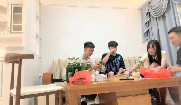【换妻极品探花】，今夜19岁学生妹，一瓶瓶啤酒不断灌，三男一女，淫乱盛宴