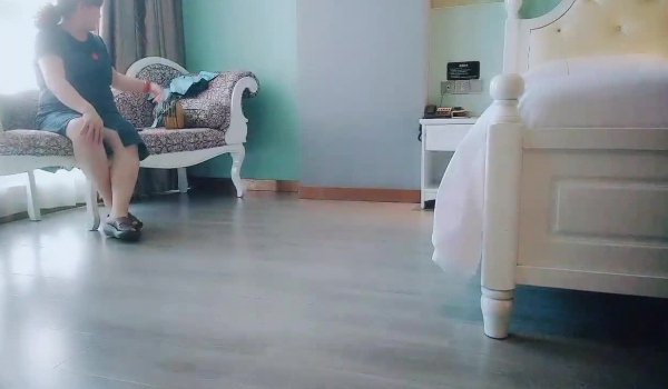 【良家故事】偷拍，为人师婊，跟老师开房，偷情要低调偷偷摸摸进来，玩的就是刺激