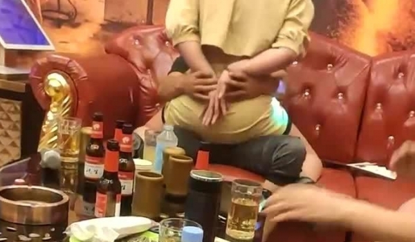 【小牛探花】，泡良佳作，短发人妻，KTV玩一宿，隔天约炮，操的骚货高潮爽歪歪