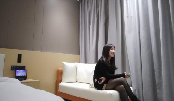 伟哥足浴 人妻少妇搞完又说有人查房吓得女的穿起衣服就跑