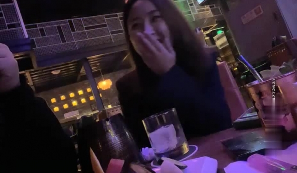 白嫖探花 帅哥酒吧钓了个颜值超高的御姐 带回酒店灌酒让她喝多，妹子本就想要，喝醉趁机推倒，干了一