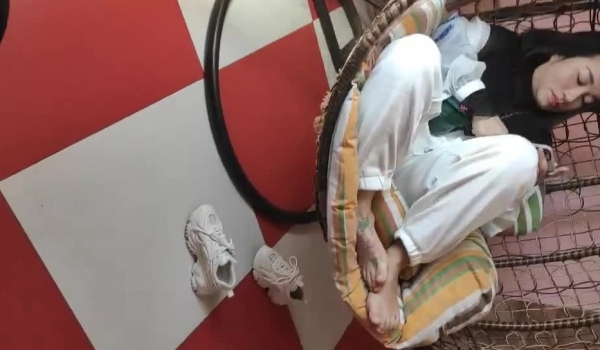 专业良家收割机，人妻猎手，【爱情故事】泡良达人，人妻寂寞出轨中，专门请假来赴约，被操的死去活来，