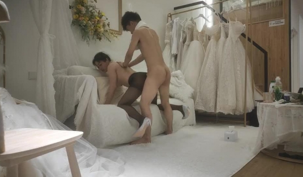 【胖子传媒工作室】今日主题我们结婚了，和骚女婚纱店里操逼，穿上婚纱先拍照再开干，大屁股后入爆操