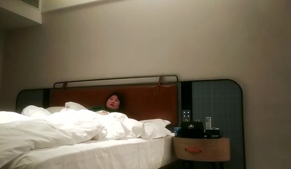 泡良最佳教程，【良家故事】，人妻出轨成瘾，表面上害羞矜持，大黑牛面前一个个原形毕露，骚浪饥渴求高