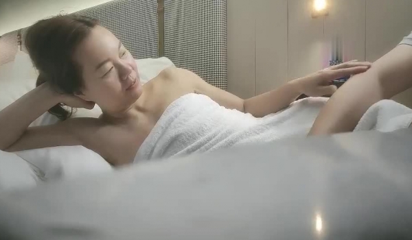 【良家故事】，跟着大神学泡良，一步步走进人妻寂寞的心灵，话术大佬，同时三女聊天，气质佳高个子人妻操爽