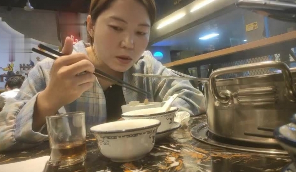 【我有一台拖拉机】网聊奔现，珠宝行业良家少妇，吃完饭再回酒店操逼，少妇有点抗拒强行扒掉，吃药加持