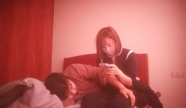 【69口嗨哥】，泡良大神，短发小少妇，饥渴许久，想做爱了，阴毛浓密被各种姿势搞逼