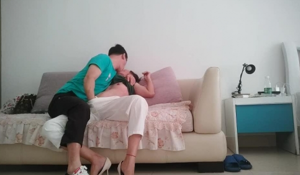【爱情丶故事】网恋新人，38岁良家三天奔现，伸进内裤摸骚逼，转战床上，后入爆操满身大汗