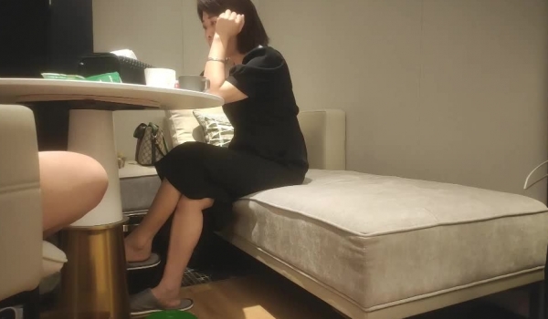 【良家故事】偷拍收割良家中年妇女，短髪女私会酒店，疯狂酒店性爱，骚逼得到满足