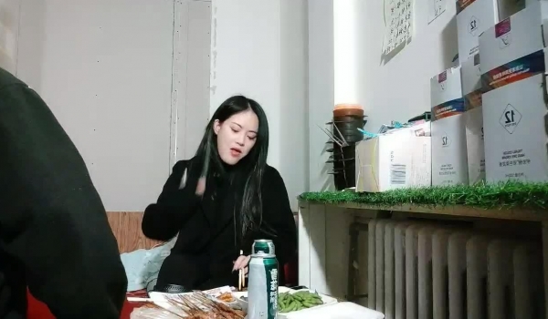 【大内密探008】泡良高手带妹子回宿舍，吃饱喝足操逼，慢慢凑近摸摸搞搞，美女欲拒还迎，按到床上扒
