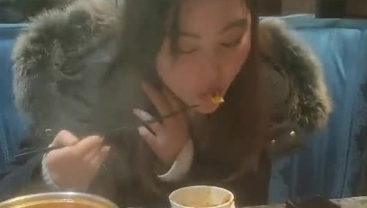 【情趣人体模特】，线下约私拍的平面模特，吃完火锅，酒店开房，极品尤物，不愧是校花佳作