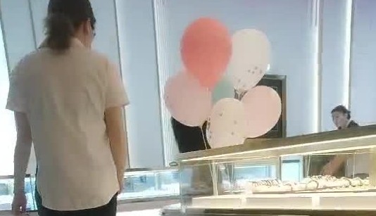 胖哥约草良家全程实录商超工作的服务员，颜值不错去找她激情啪啪，跑到楼道里直接后入爆草抽插，都没爽