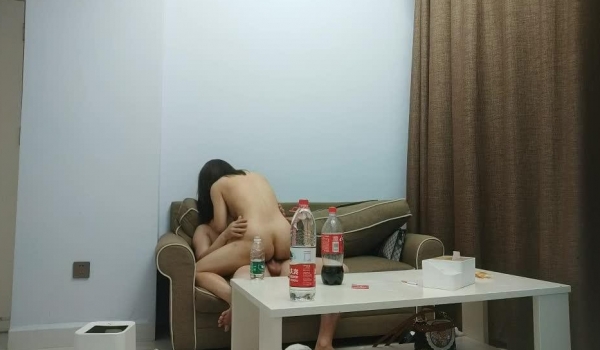 【爱情丶故事】网恋三天奔现未婚骚女，吃饱和足再操逼，大屁股抱起来猛操，转战床上尽情输出舒服了