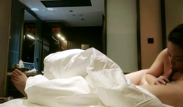 良家故事偷拍网恋中年良家妇女收割机白毛衣少妇