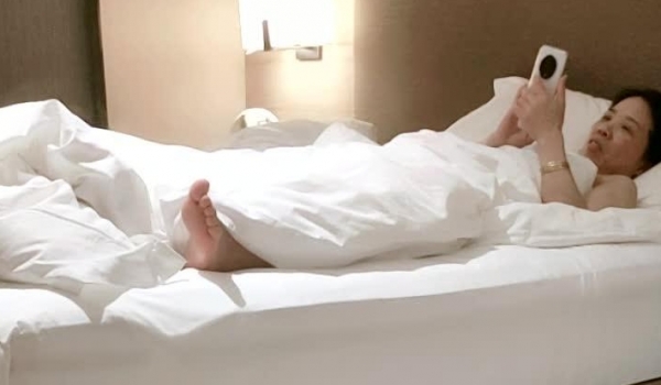 【良家故事】偷拍 网恋 中年良家妇女收割机~2天1女，人妻出轨，酒店内放纵自己的欲望