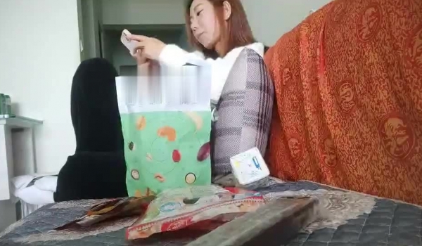 专业良家收割机【爱情故事】36岁离异少妇，相约酒店，心照不宣聊天之间脱光开始操逼