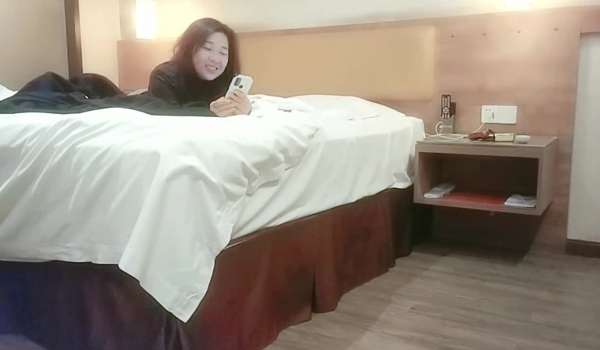 【良家故事】偷拍 密码房，网恋 中年良家妇女收割机~4天2女，附带聊天记录，床上也都很疯狂，推荐