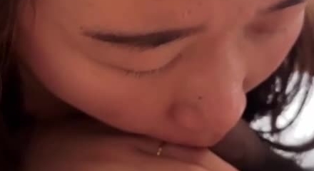 【极品反差婊】探探里约到自己的高中朋友约出来一顿狂艹大白天车内撸管车震吃鸡十分刺激