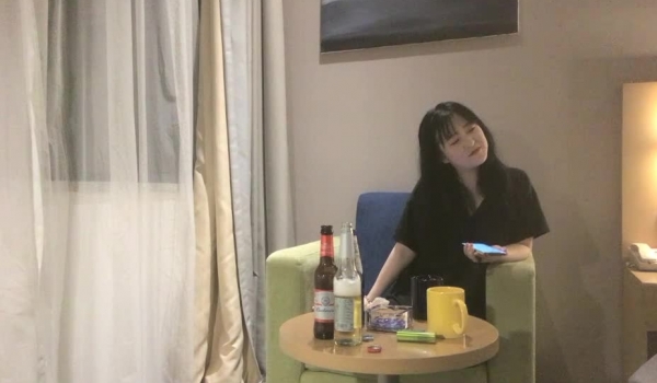 泡良最佳教程，完整版未流出，【666绿帽白嫖良家】，夜夜笙歌，酒店里美女不重样，玩游戏输了脱衣服