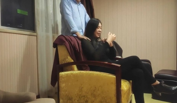 中年妇女收割机 【良家故事】，跟着大神学泡良，老公这一周都不在家，人妻释放自我，还要再次满足，偷