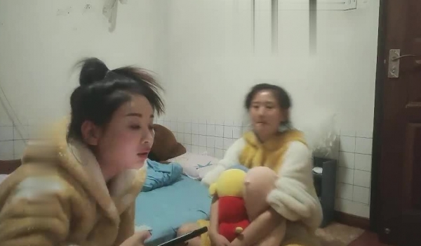 【浪花兄弟探花】兄弟转泡良，清纯00后小姐姐，居家环境卧室偷拍，美腿苗条被干一炮