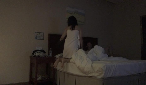 【专约良家厂妹】，小伙新泡到小妹妹，吃完饭带回酒店鸳鸯浴，上床啪啪妹子好害羞强烈要求关灯干