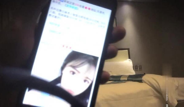 采花狂魔，【KTV勾搭探花】，寂寞的夜晚，找中介约了个少妇，人骚健谈，圆润大屁股，酒店里激情交合
