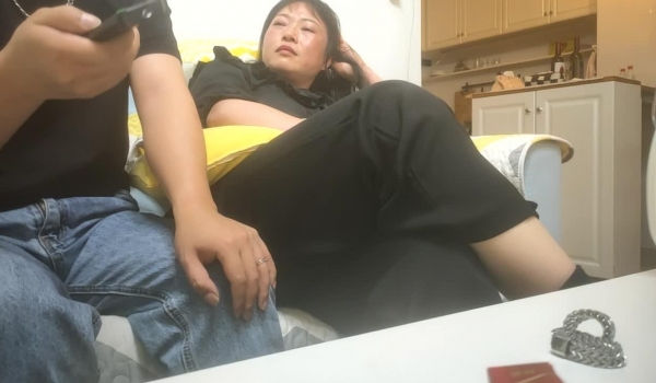 【只想做一名合格的舔狗】，泡良，从吃饭到推倒，红酒一瓶摆平，醉眼迷离间，脱光抠逼水汪汪，舔完爆操