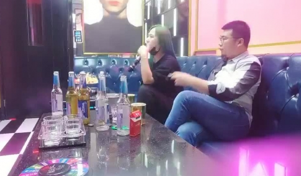 【专约良家无套探花】陌陌勾搭的良家人妻 KTV饮酒唱歌玩开心 带回酒店抠穴啪啪 无套射完一起快乐
