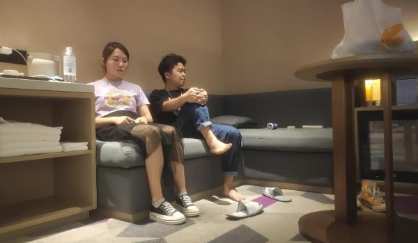 【专搞阿姨】最后一晚良家珠宝妹共进晚餐酒店颠鸾倒凤 对白精彩2